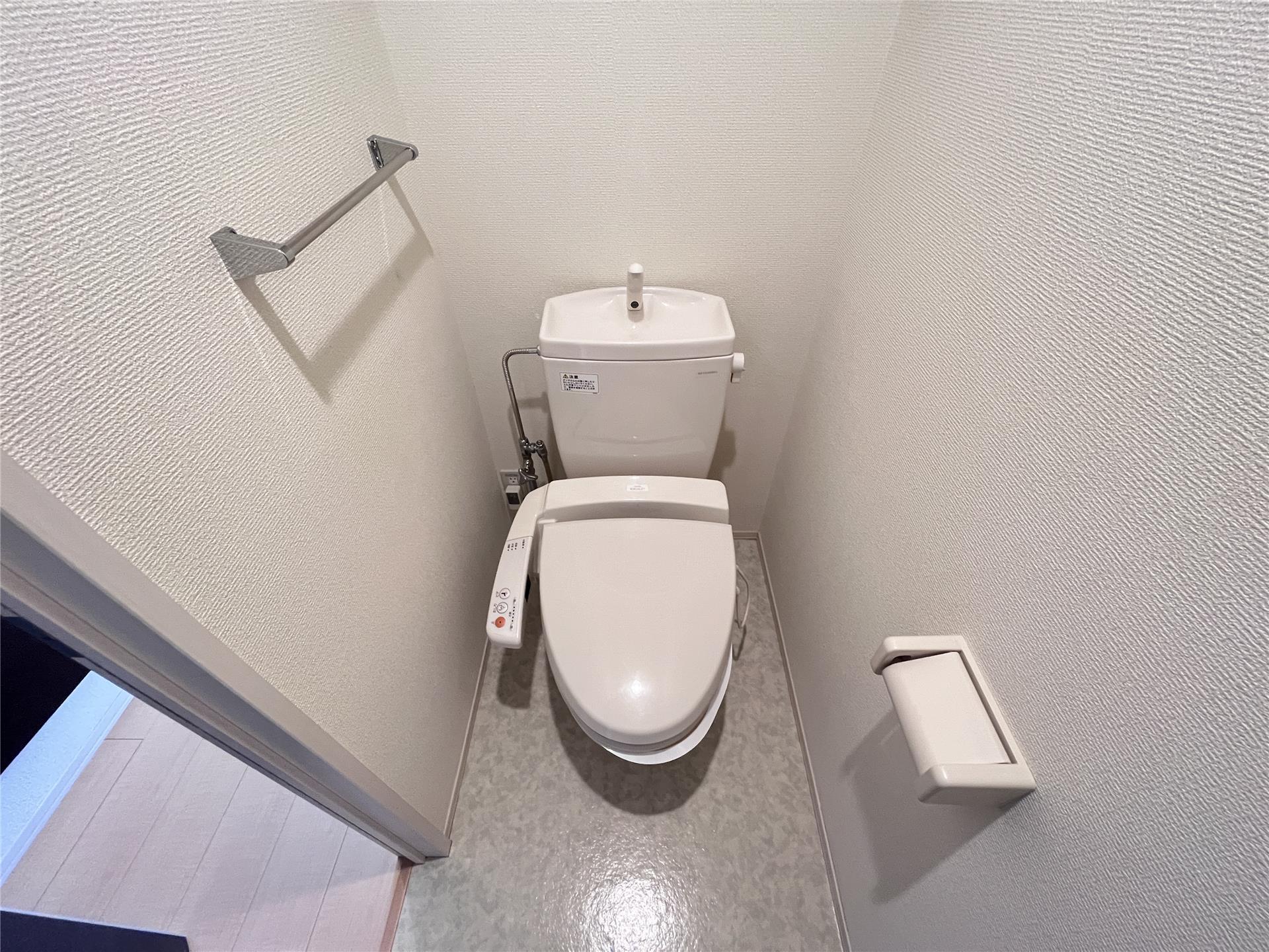 トイレ　温水洗浄暖房便座付トイレ（同タイプ）