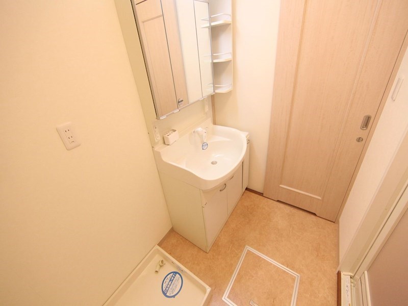 洗面設備　脱衣所　独立洗面台（シャンプードレッサー付）収納スペース有