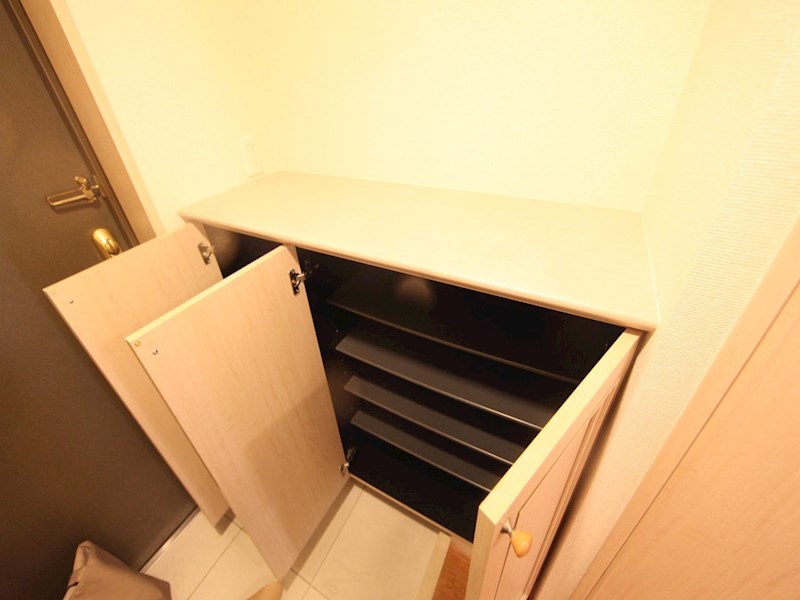玄関　玄関　シューズボックス付（収納充実してます）