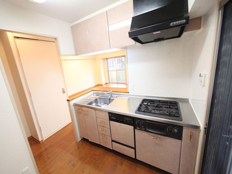 キッチン　システムキッチン（ガス3口コンログリル付）食器洗浄乾燥機付き