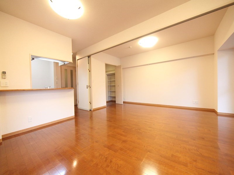 居室・リビング　ＬＤＫ13.9帖　洋室7.5帖　つなげても仕切っても使えます