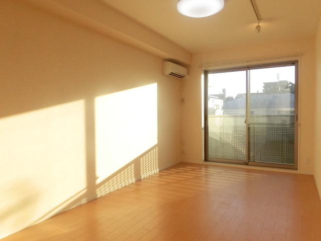 居室・リビング　暖かい日差しが差込むお部屋、周辺も閑静で住みやすいですよ。