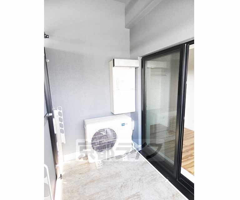 バルコニー　広い屋根付きバルコニーで、洗濯物も安心です。