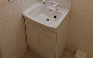 洗面設備　独立洗面化粧台が付いています