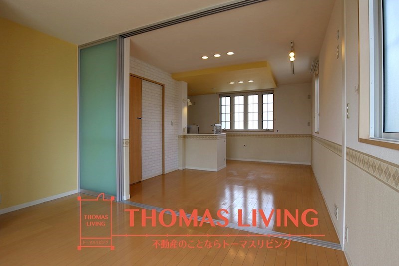 居室・リビング　黄色を基調とした内装です。