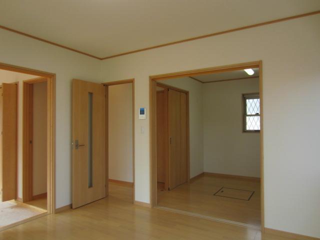 居室・リビング　松山市南江戸　借家　洋室８帖
