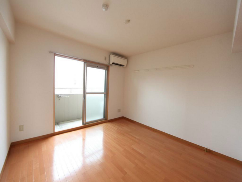 その他部屋・スペース　洋室8帖　エアコン完備　バルコニー