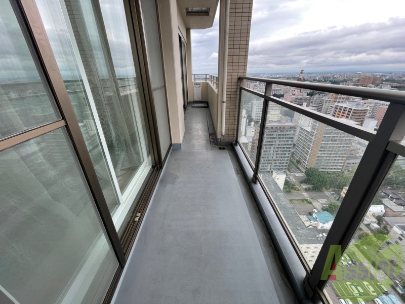 バルコニー　バルコニーは幅も広く全てのお部屋から出入りできます。