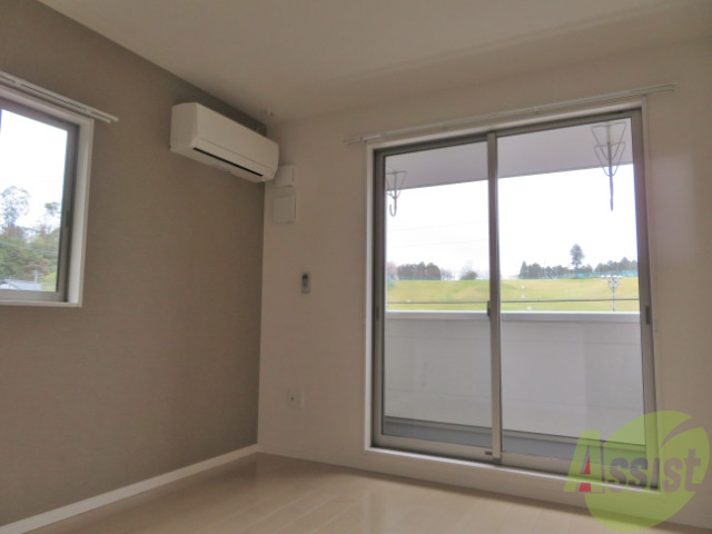 居室・リビング　９．５帖の洋室です。窓が二つ付いていて光が差し込みます。