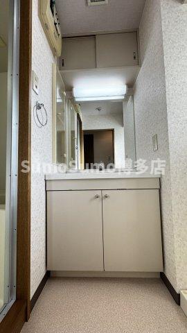 洗面設備　独立洗面台、小物を置くことができて便利です