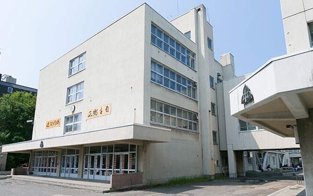 中学校　札幌市立向陵中学校（中学校）まで983m