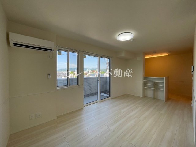 居室・リビング　【ベル・スリジエ】305 リビング