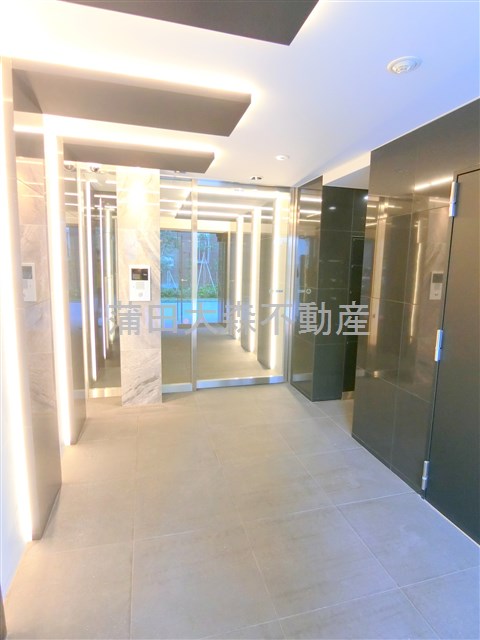 エントランス　エントランス　防犯カメラTVモニター付オートロック宅配BOX