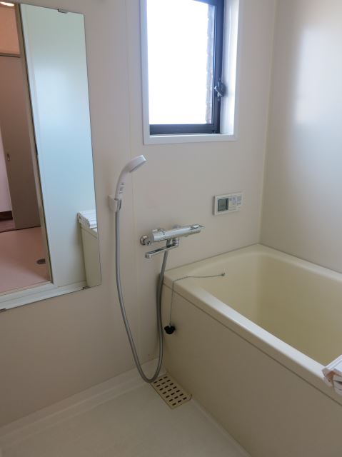 バス・シャワールーム　バスルームのも窓がありますよ。