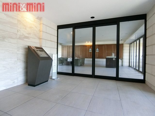 エントランス　防犯上、ガラスで見えやすいくなっています