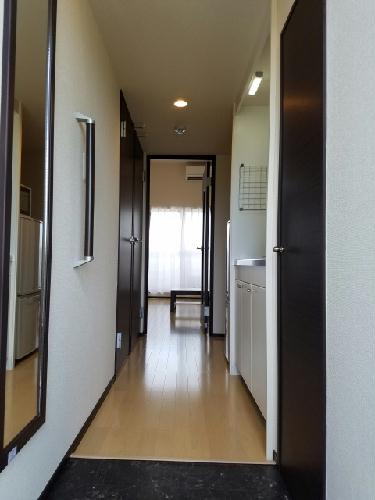 玄関　玄関先の写真です。姿見も付いております。