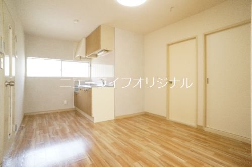 居室・リビング　キッチン横に窓があるので風通しが良く、明るいリビングです！