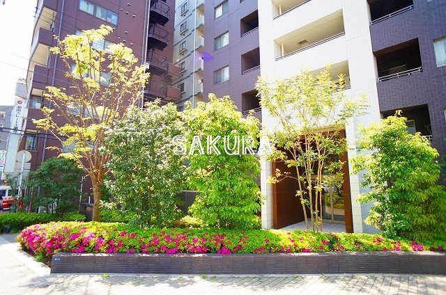 エントランス　重厚感のある建物デザイン♪