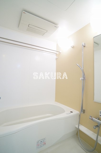 バス・シャワールーム　嬉しい追い焚き・浴室乾燥機付きです♪