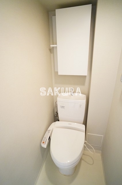 トイレ　便利な上部棚付き♪