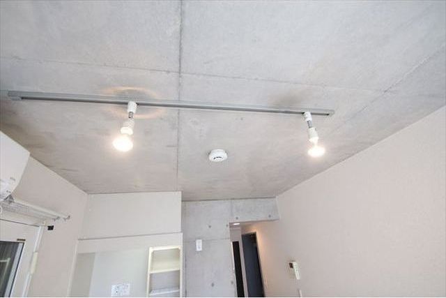 洗面設備　■ダウンライト■内装コンクリート