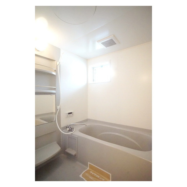 バス・シャワールーム　小窓は日中の換気に便利