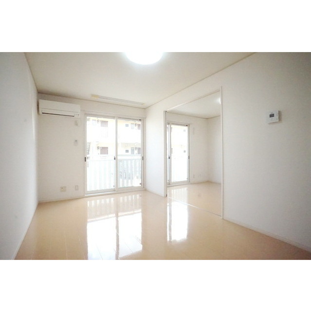 居室・リビング　窓が大きく明るい室内