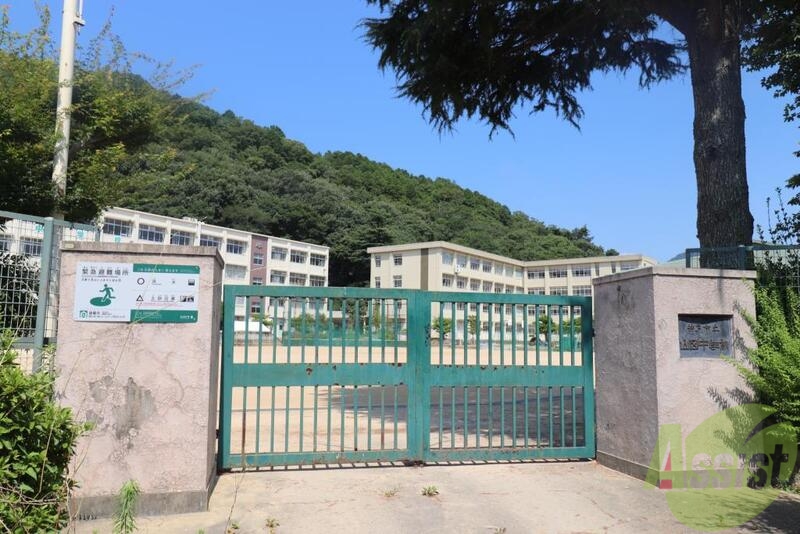 中学校　神戸市立山田中学校（中学校）まで2400m