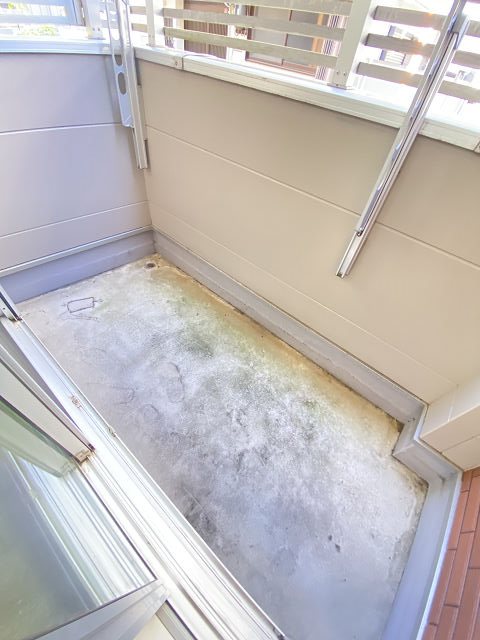 バルコニー　暖かな日差しのふりそそぐバルコニー