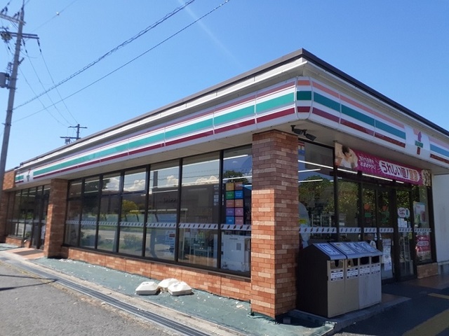 コンビニ　セブンイレブン様（コンビニ）まで930m