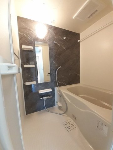 バス・シャワールーム　コンパクトで使いやすいお風呂です
