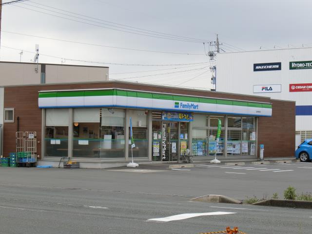 コンビニ　ファミリーマート（コンビニ）まで813m