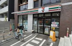 コンビニ　セブンイレブン 市谷柳町店（コンビニ）まで418m