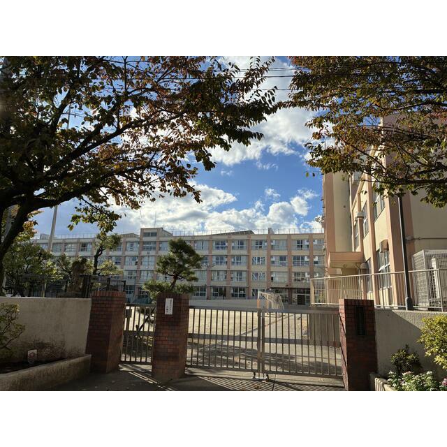 中学校　足立区立第四中学校（中学校）まで933m