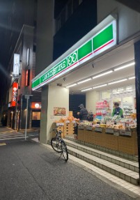 コンビニ　ローソンストア100新宿1丁目店（コンビニ）まで56m