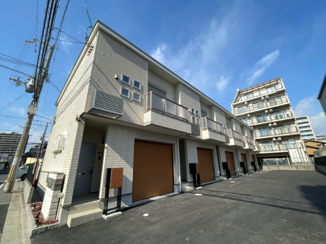 建物外観　2026年２月竣工のテラスハウスです