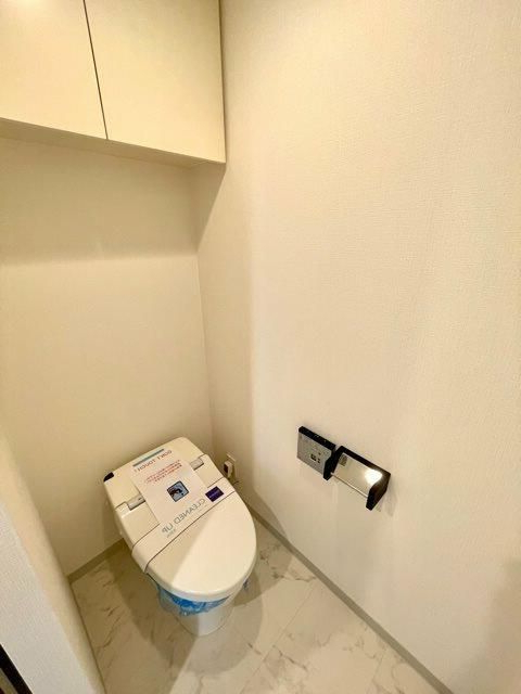 トイレ　■タンクレス温水洗浄便座■ウォールキャビネット収納付き♪