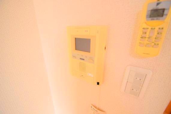 セキュリティ　TVモニターホンで来客が誰か確認してから開けて下さいね