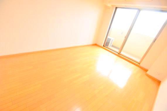 居室・リビング　朝には心地よい光が差し込む、このお部屋でお休みください。