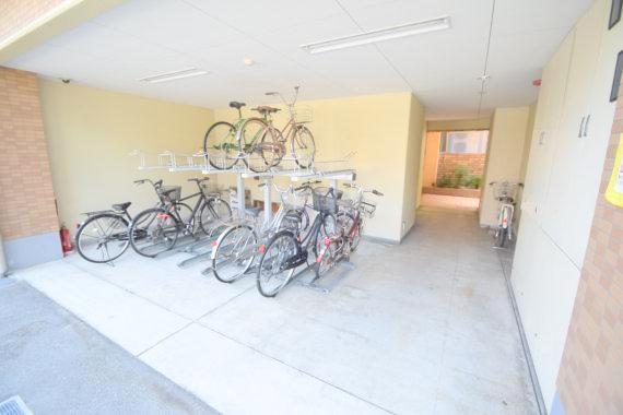 駐車場　敷地内には入居者専用の駐輪スペースもあります。