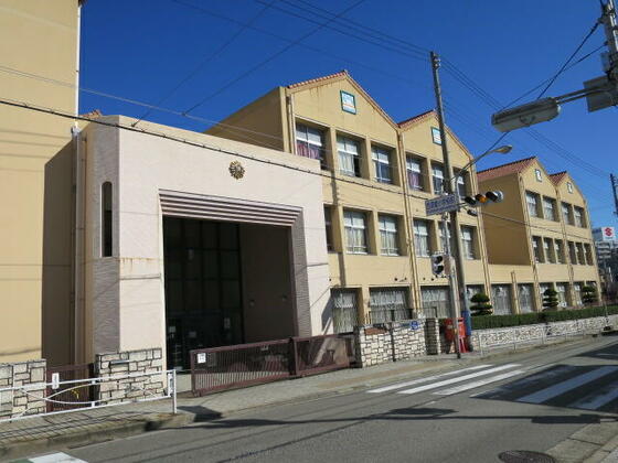 小学校　神戸市立西須磨小学校（小学校）まで919m