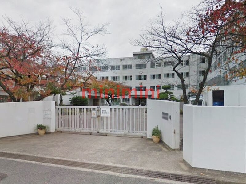 中学校　高槻市立柳川中学校（中学校）まで122m