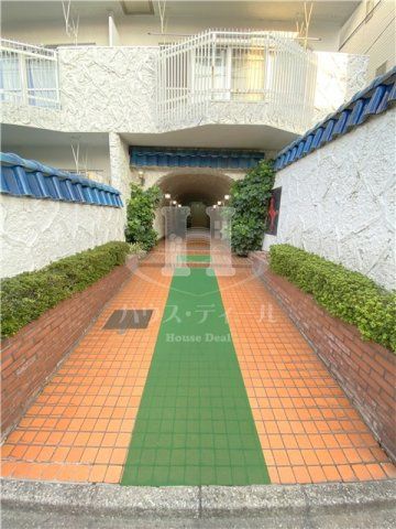 エントランス　落ち着いたエントランスです