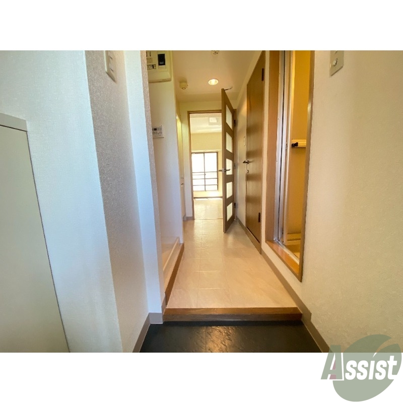 玄関　こちらは玄関です。奥の洋室まで一目で見渡せます。