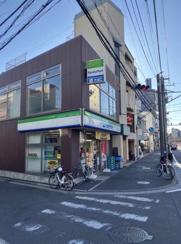 コンビニ　ファミリーマート鶴見みかど店（コンビニ）まで180m