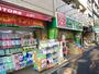 コンビニ　ＵＮＩＶＥＳＡＬ　ＤＲＵＧ　ＳＴＯＲＥ（コンビニ）まで450m