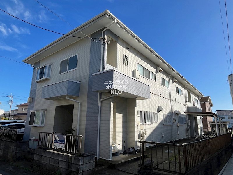 建物外観　優しい色を基調とした、落ち着いた印象の外観です。