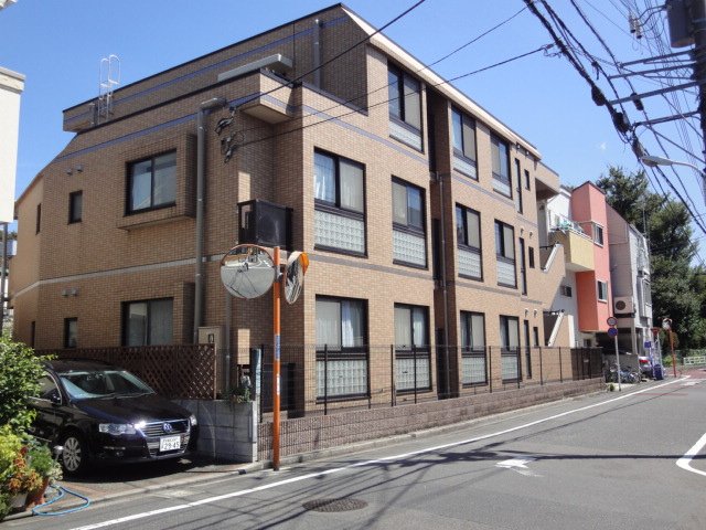 建物外観　レンガ調の南向きの物件です。