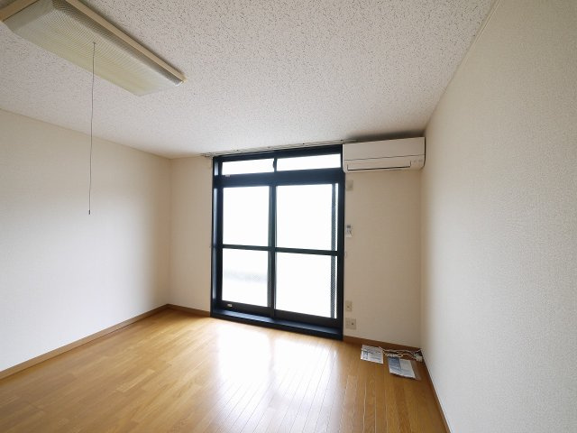 その他部屋・スペース　落ち着いた色調の寝室です