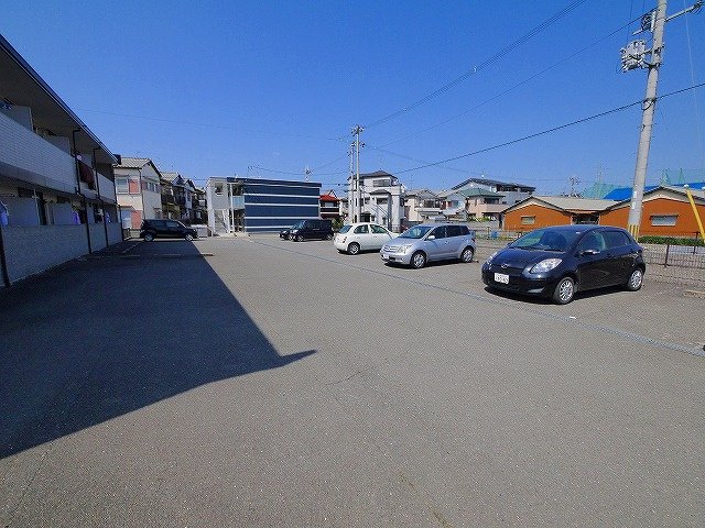 駐車場　駐車場があるので、車を買う予定の方も安心です